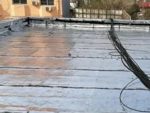 普陀卫生间漏水维修公司分享下普陀屋面楼顶防水刚性防水层施工要点。